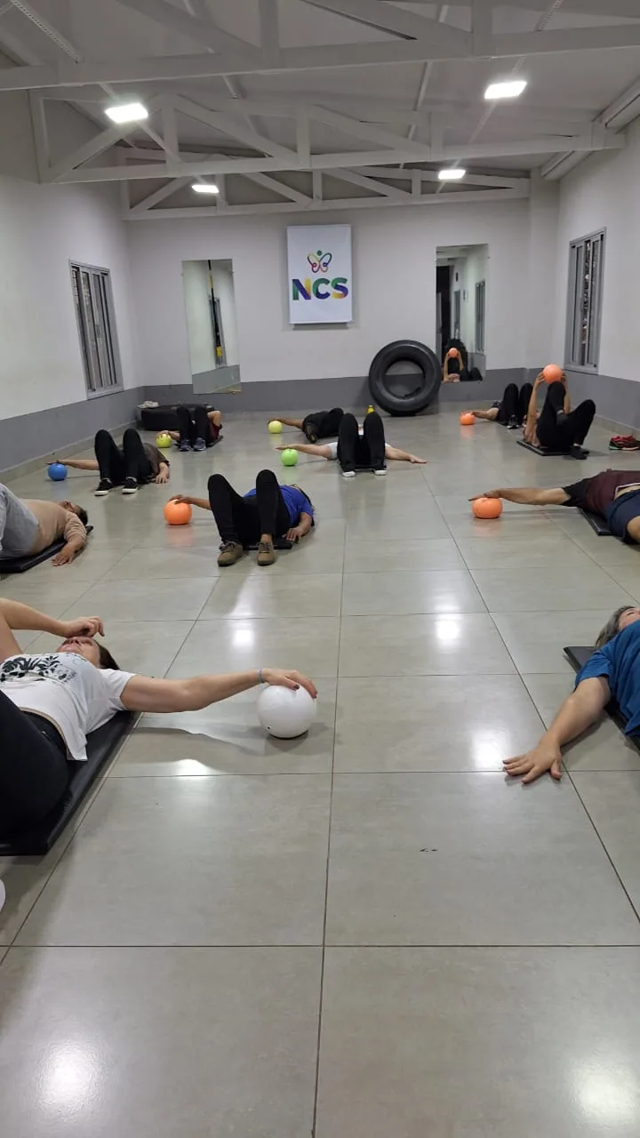 Grupo do projeto Corpo em Equilíbrio em aula de alongamento.